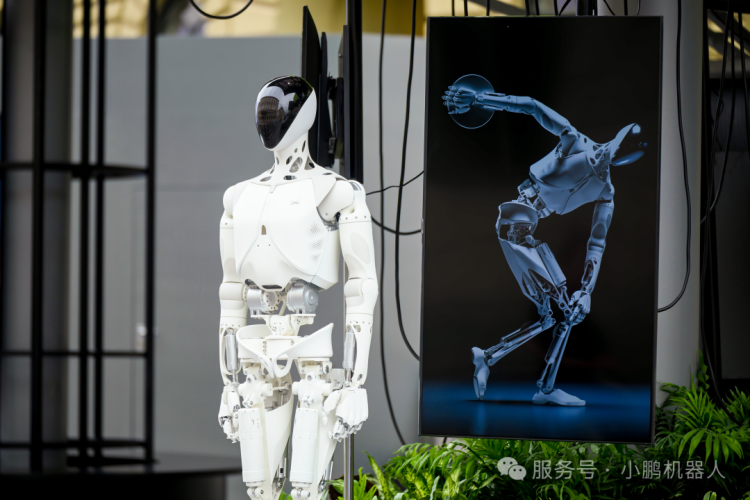 首次亮相海外舞台!小鹏机器人IRON登上2025年德国慕尼黑车展