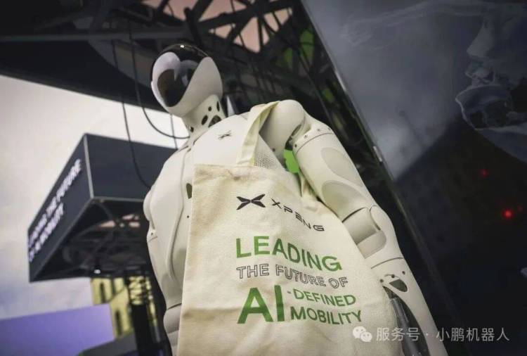 首次亮相海外舞台!小鹏机器人IRON登上2025年德国慕尼黑车展