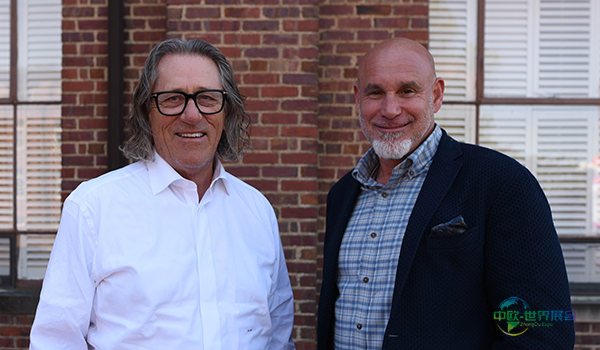 鲍勃与乔恩合影