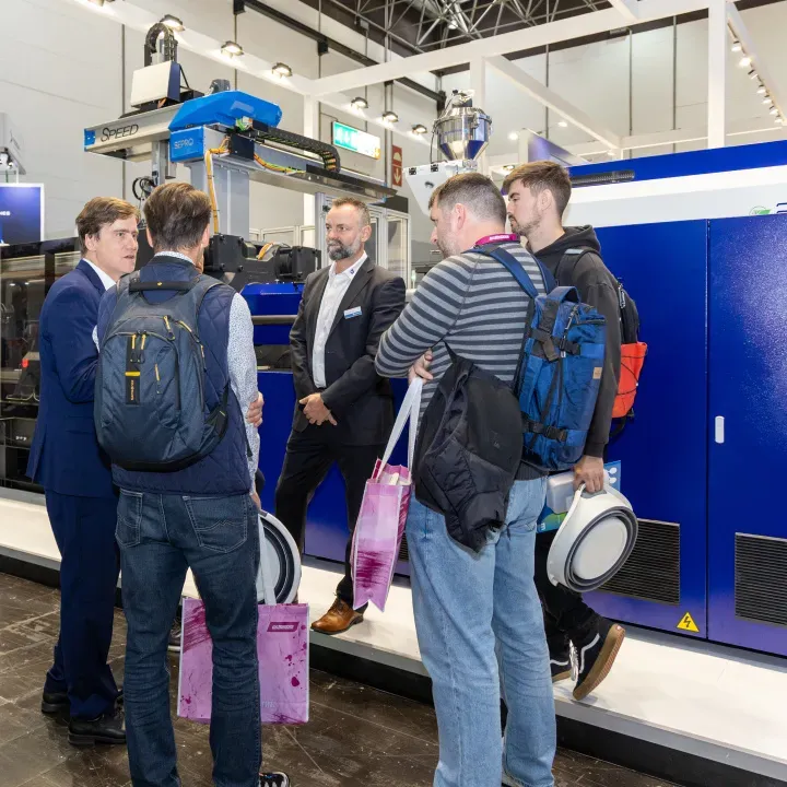 首日直击|海天国际亮相 K2025,“注塑+”整体方案引领智造跃升