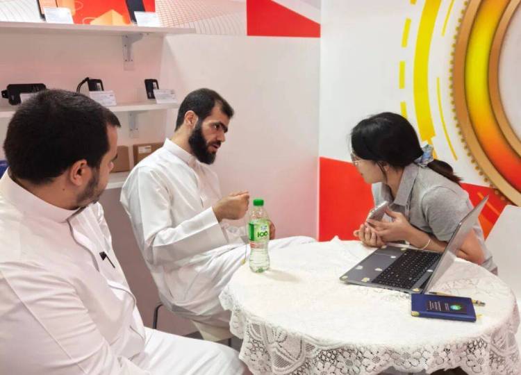 全球目光聚焦迪拜!中创星通闪耀 2025 GITEX 展会现场