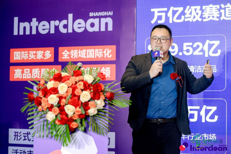 项目总监Michael Zhang介绍展会