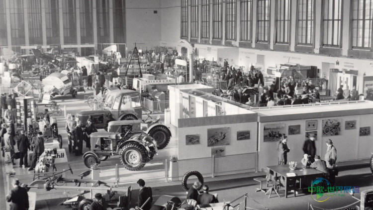 1954年绿色周农业机械展厅内景,多个展位与参观者齐聚一堂。