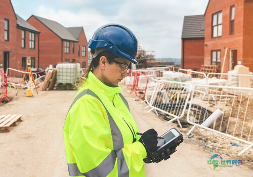 预算有限也能拥抱智能科技:中型承包商如何运用数字工具在2026年保持竞争力