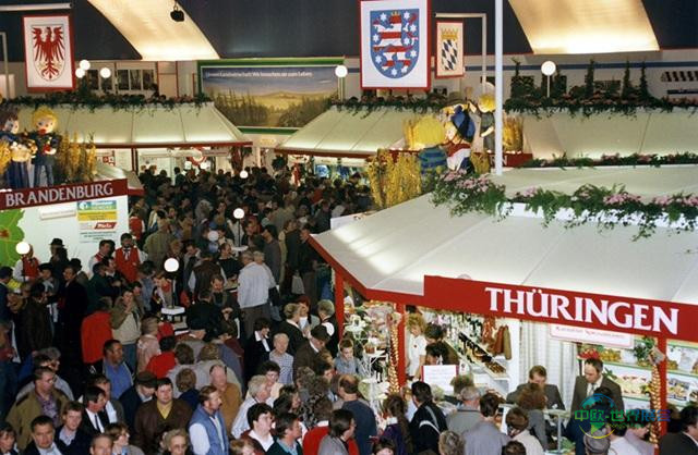 俯视角度的展厅全景,可见德国各联邦州展台与众多参观者。