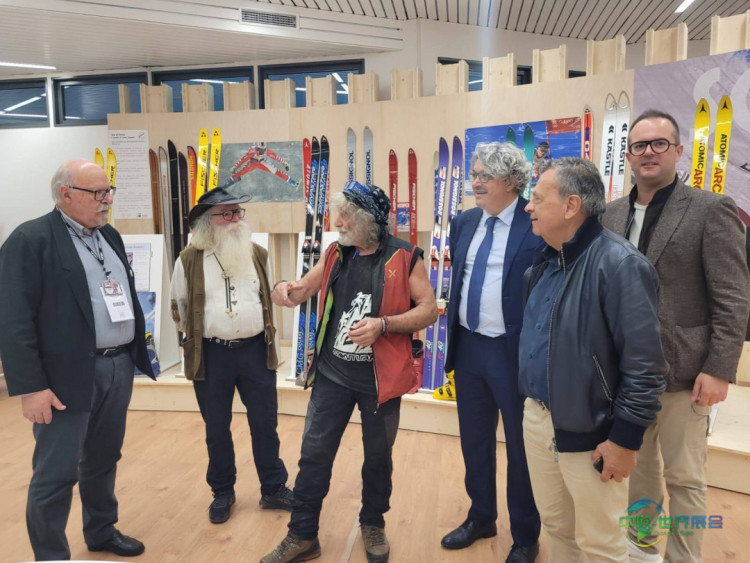 2025意大利隆加罗内山地家具展:艺术家Mauro Corona强调手工艺重要性