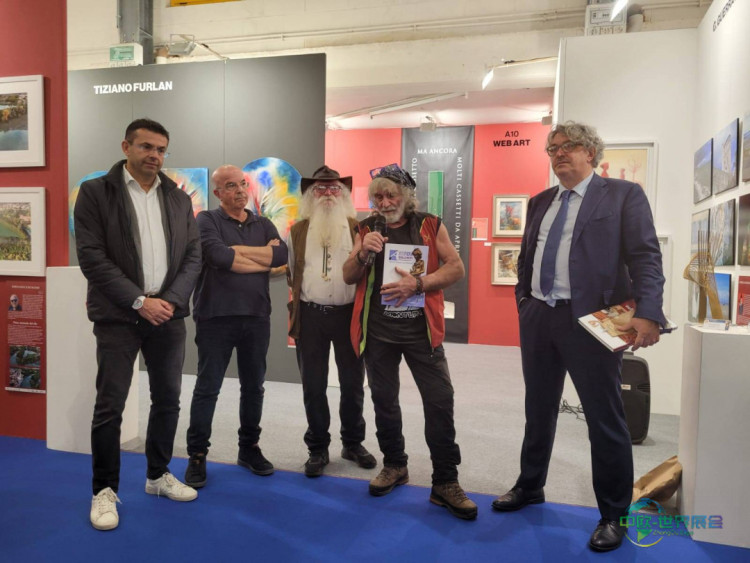 2025意大利隆加罗内山地家具展:艺术家Mauro Corona强调手工艺重要性