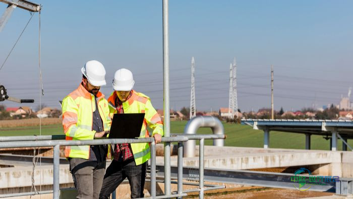 AQD工程师使用笔记本电脑处理水厂事务