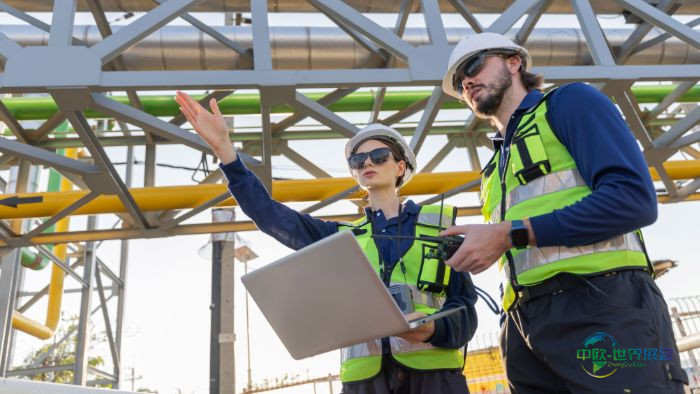 AQD工程师检查工业管道