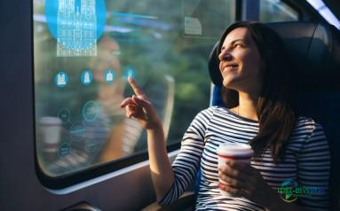 一位身穿条纹上衣的女性手持杯子,触摸列车车窗上的全息显示屏