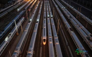 暮色中多列火车停靠在车站平行轨道上