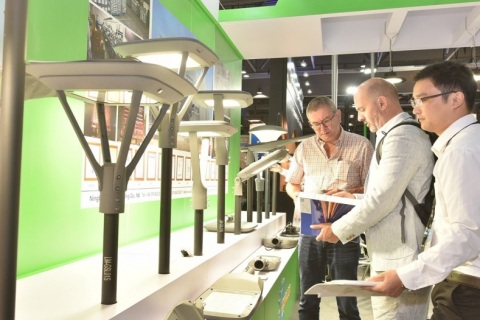 香港户外及科技照明展览会展会现场图片