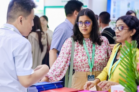 中国上海世界制药原料展展会现场图片