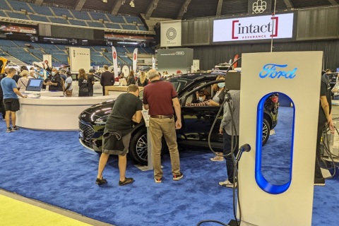 加拿大蒙特利尔电动车展览会展会现场图片