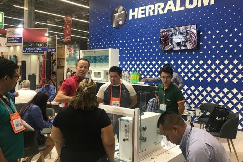 加拿大玻璃及门窗幕墙展览会展会现场图片