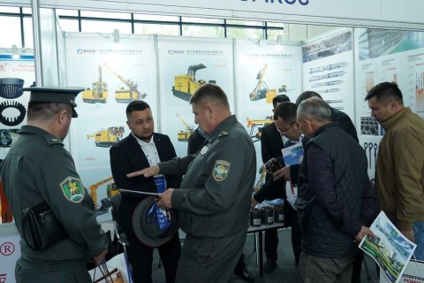 乌兹别克斯坦矿业、工程机械、矿山机械展览会展会现场图片