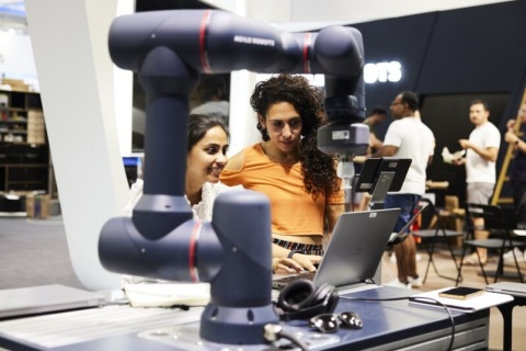 德国斯图加特装配自动化展览会展会现场图片