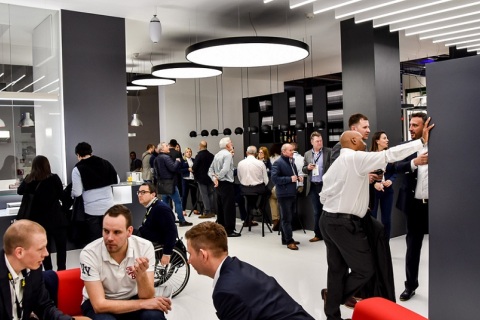 英国电力电工展览会展会现场图片