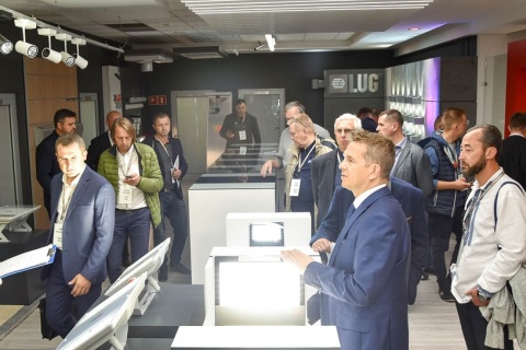 英国电力电工展览会展会现场图片