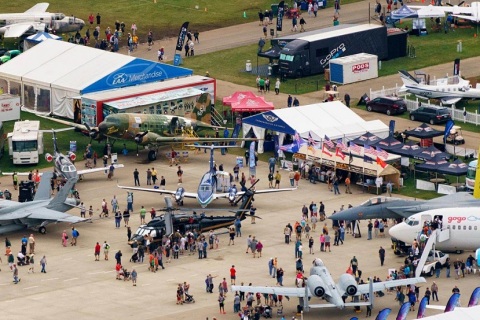 美国奥什科什航空展览会展会现场图片