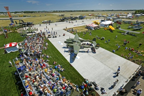 美国奥什科什航空展览会展会现场图片