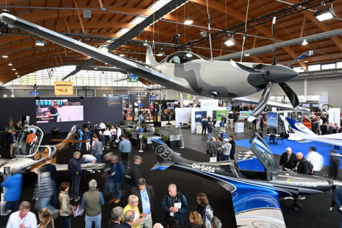 德国腓特烈港航空展览会展会现场图片