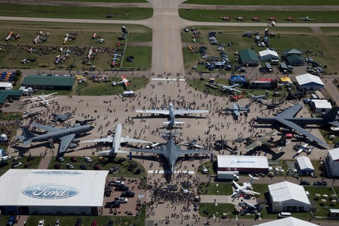 美国奥什科什航空展览会展会现场图片