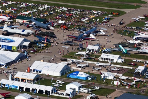 美国奥什科什航空展览会展会现场图片
