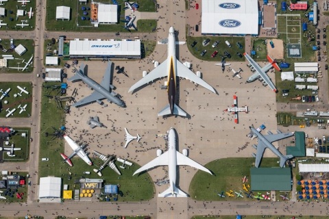 美国奥什科什航空展览会展会现场图片