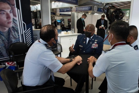 智利圣地亚哥航空展览会展会现场图片