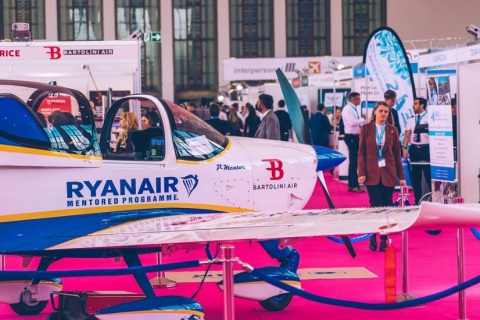 德国柏林飞行员招聘培训博览会展会现场图片