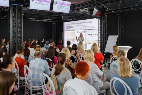 俄罗斯纺织品及服装全产业链展览会展会现场图片