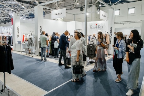 俄罗斯时尚服装服饰展览会展会现场图片