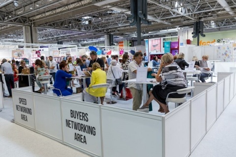 英国伯明翰男女鞋、箱包及服装配饰展览会展会现场图片