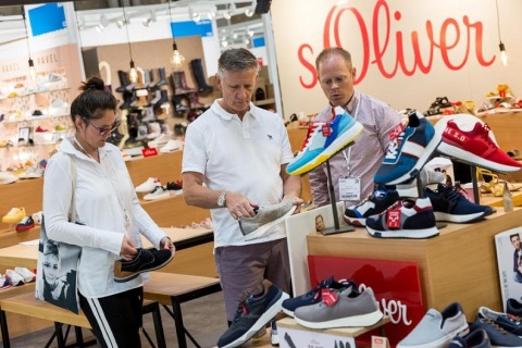 英国伯明翰男女鞋、箱包及服装配饰展览会展会现场图片