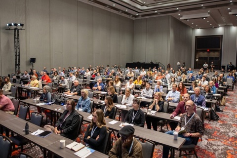 美国纳什维尔人体工学家具及办公用品展览会展会现场图片