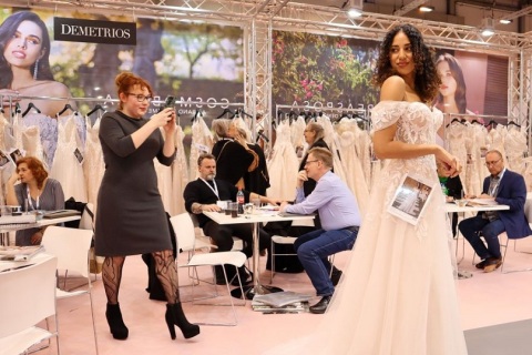 英国哈罗盖特婚纱礼服展览会展会现场图片