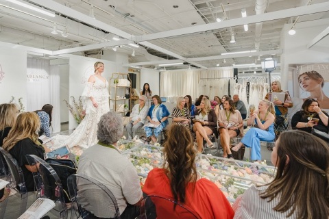 美国芝加哥婚纱礼服展览会展会现场图片