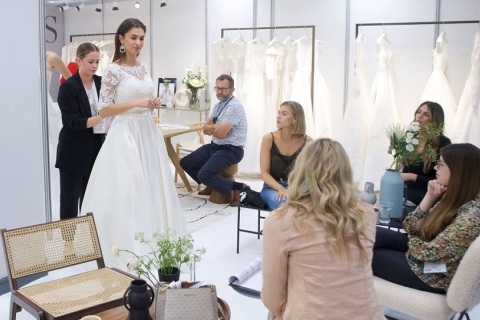 英国哈罗盖特婚纱礼服展览会展会现场图片