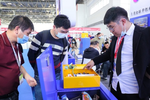 临沂汽车用品、美容养护及电子改装展览会展会现场图片