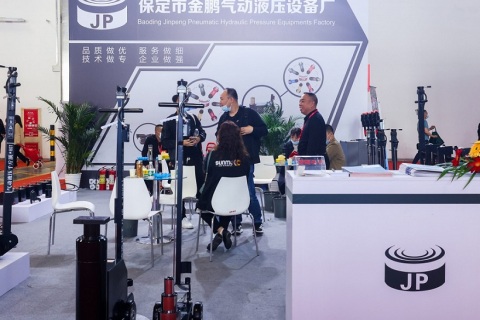 临沂汽车用品、美容养护及电子改装展览会展会现场图片