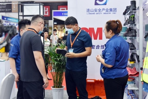 东北沈阳校服园服与职业服装定制博览会展会现场图片