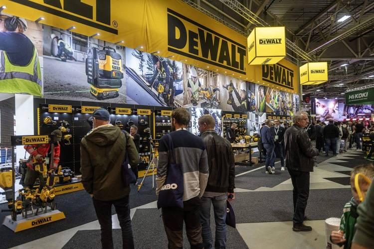 Dewalt站在2023年。