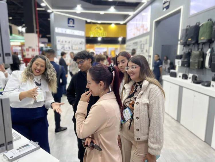 AI驱动未来生活！WiWU以创新科技闪耀2025巴西电子展