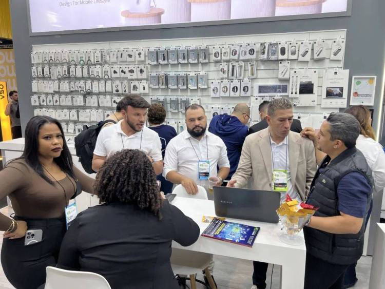 AI驱动未来生活！WiWU以创新科技闪耀2025巴西电子展