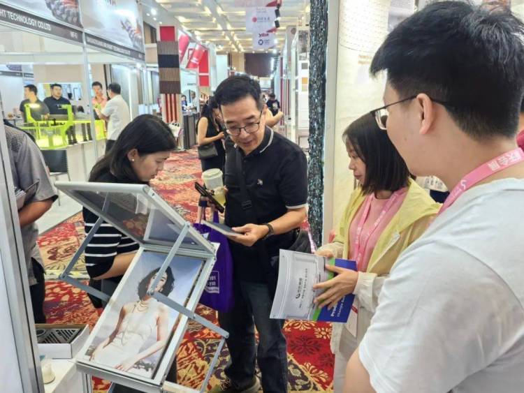 集团资讯|长乐亮相2025年印尼国际建材展，绿色建材扬帆东南亚市场！