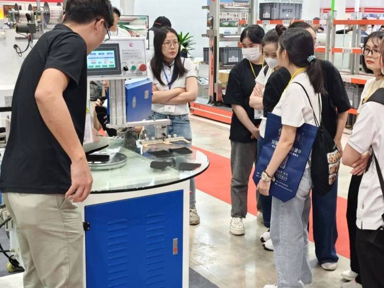 腾宇龙亮相2025年第二十五届越南国际鞋类、皮革及工业设备展，圆满收官！