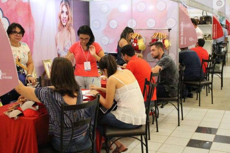 巴西卡鲁阿鲁国际夏季时尚服装展览会：Pernambuco时尚商务轮展