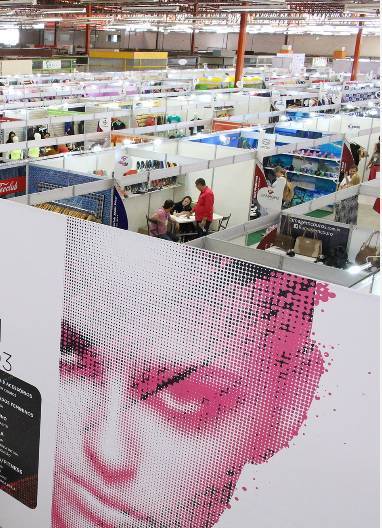 巴西卡鲁阿鲁国际夏季时尚服装展览会：Pernambuco时尚商务轮展