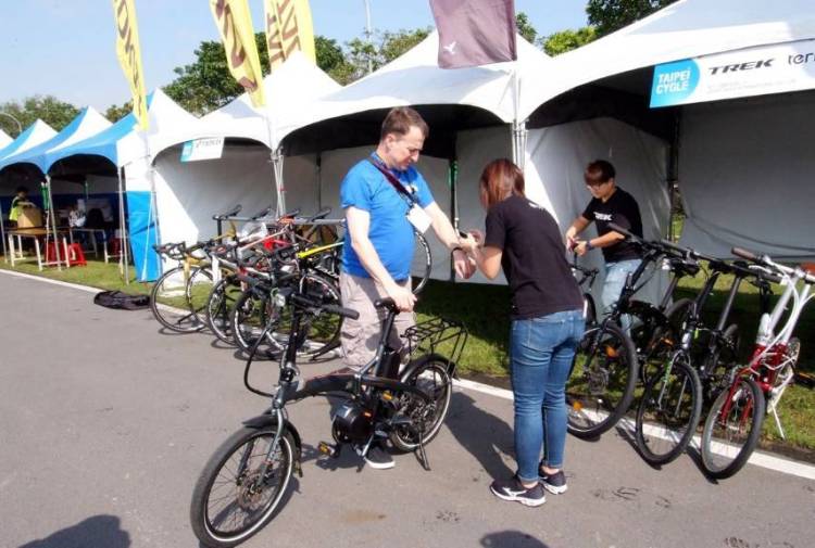 2025年拉脱维亚里加国际维修及汽配展览会：MAN TGE 202马力厢式货车